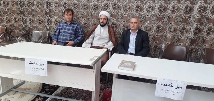 حضور سرپرست شبکه بهداشت و درمان شهرستان چاراویماق در میز خدمت مستقر در نماز جمعه شهرستان چاراویماق به طور مستقیم با مردم .