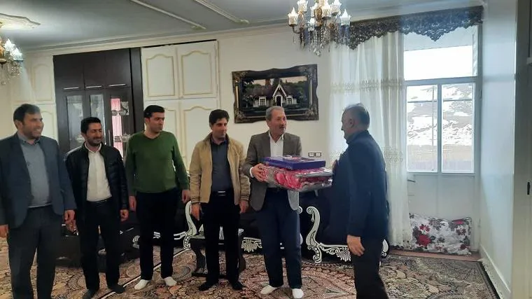 دیدار صمیمی مدیر شبکه بهداشت و درمان شهرستان چاراویماق با همکار جانباز بازنشسته